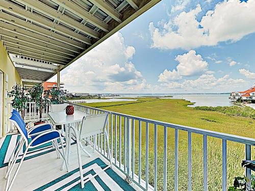 New Listing! Bayfront Condo With Pool- Walk To Beach Condo - image 8