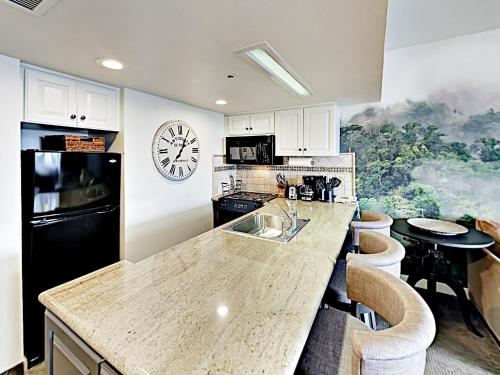 Ski-In Ski-Out Retreat With Indoor Outdoor Pool Condo - image 3