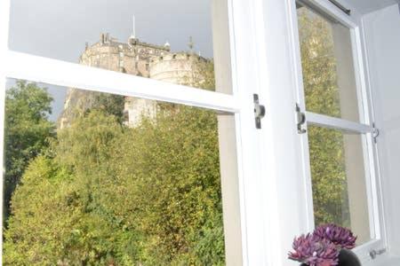 castle Apartment 1, Edinburgh (photo 2)