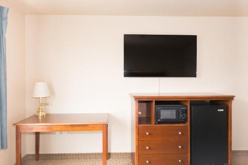 Standard Queen Room with Two Queen Beds - Pet Friendly