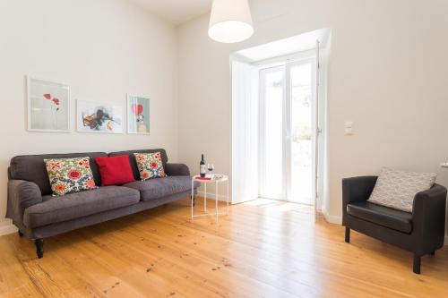 Bright apt with patio in city center!