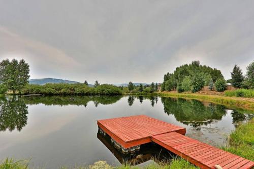Cozy Mountain Home w/ Hot Tub Pool & Fishing! - image 9