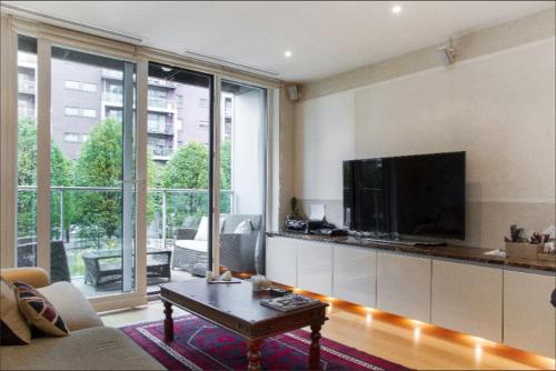 Spacious And Modern 2 Bedroom Apartment, , London