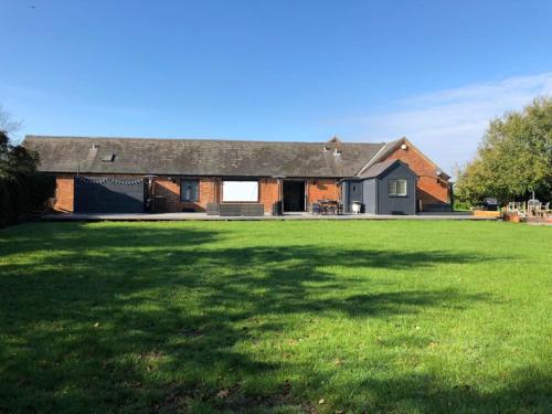 Large Barn Near Silverstone & Milton Keynes - Sleeps 8, , Buckinghamshire