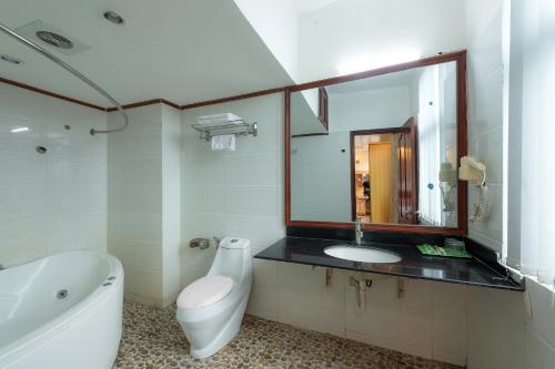Bathroom, OYO 472 Lenka Hotel near Nam Thang Long Hospital in Hoai Duc Phu