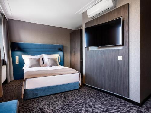 2 twin beds, 1 sofa bed