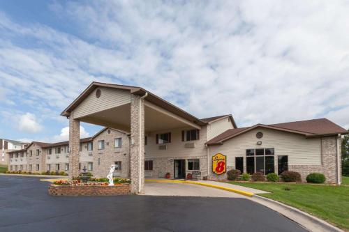 . Super 8 by Wyndham Big Rapids