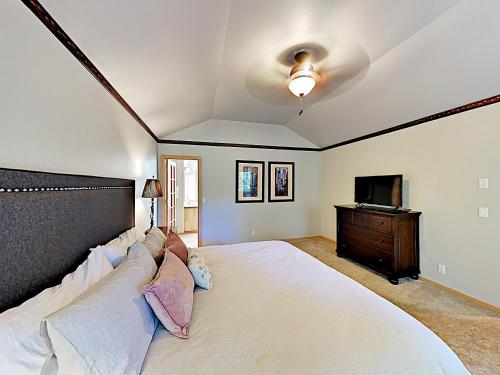 New Listing! Sunriver Gem On Woodlands Golf Course Home - image 4