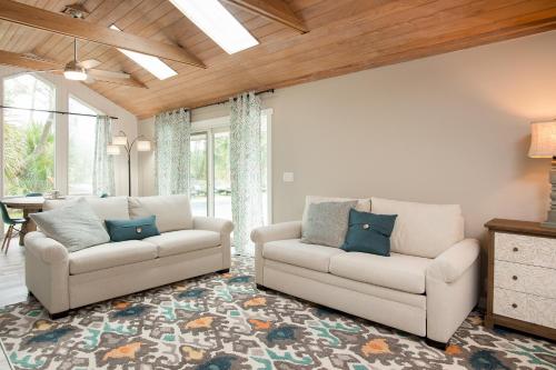 New Listing! All-Suite Sea Pines Stunner With Pool Home - image 6