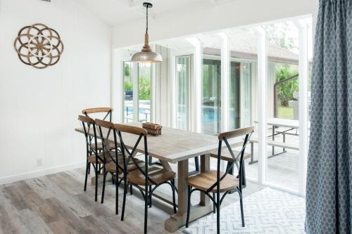 New Listing! All-Suite Sea Pines Stunner With Pool Home - image 8