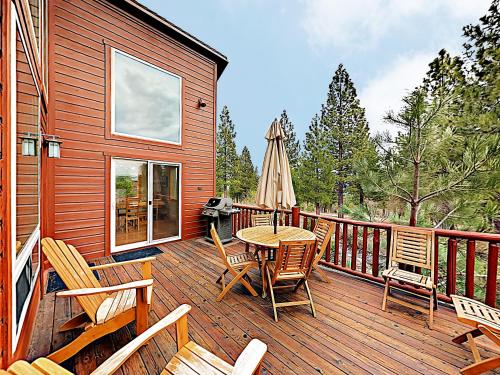 Spacious Tahoe Donner Basecamp With Private Hot Tub Home - image 4