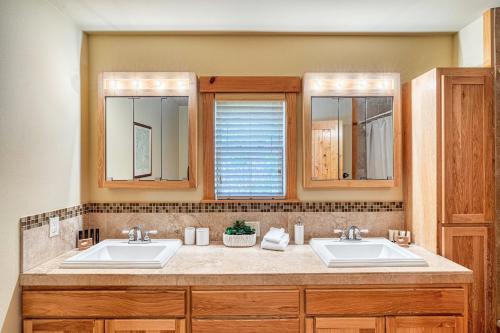 Spacious Tahoe Donner Basecamp With Private Hot Tub Home - image 8