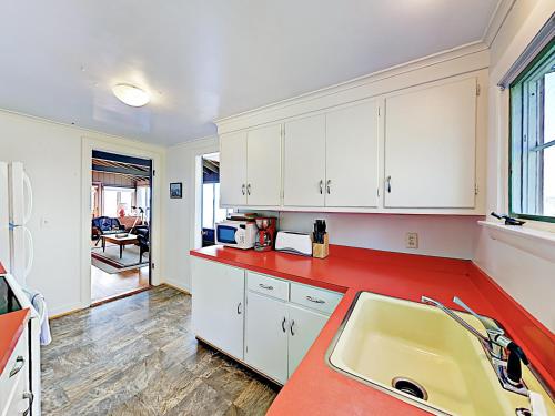New Listing! Charming Cottage With Dock & Bay Views Cottage - image 3