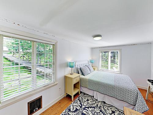 New Listing! Charming Cottage With Dock & Bay Views Cottage - image 4