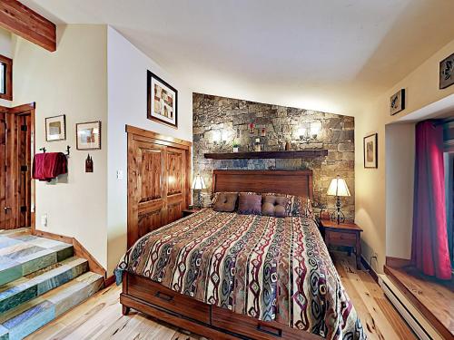 New Listing! Updated Retreat With Sauna Near Ski Lift Townhouse - image 3