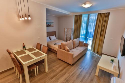 Studio Apartment image 8