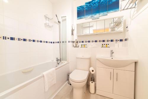 Hazeleigh - Luxury 4-Bed House near Airport, NEC, JLR, Solihull, M42
