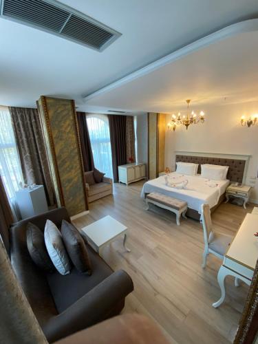 1 king bed, 1 twin bed