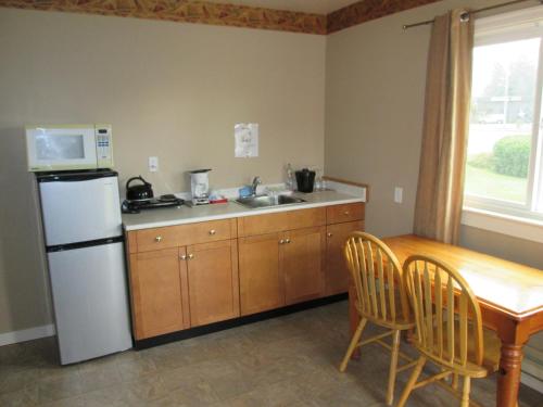 Skylite Motel in Parksville