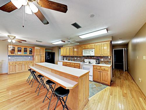 New Listing! Smoky Mountain Bungalow With Large Deck Cabin - image 8