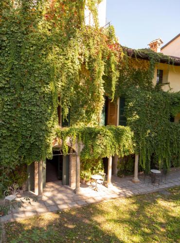 Skats, Palazzo Sismonda in Corneliano d'Alba