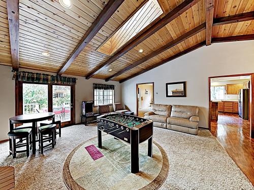Custom Retreat With Hot Tub & Garage Home - image 7