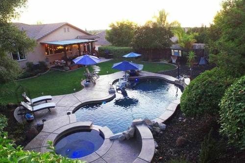 Fabulous Grand Home Pool~Jacuzzi Central Walkable - Accommodation - Folsom