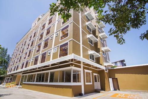 エントランス, ワイゼズ ホテル (Wises Hotel) in チャチュンサオ