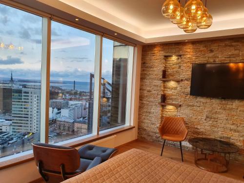 Skyview Suite - Breathtaking Views From Bed and From Jacuzzi. City Center Skyscraper Upper Floors, Tallin (foto 3)