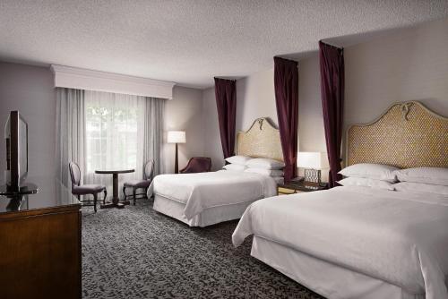 2 queen beds