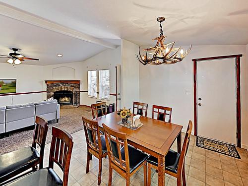 New Listing! Newly Furnished Home - Hot Tub & Deck Home - image 5