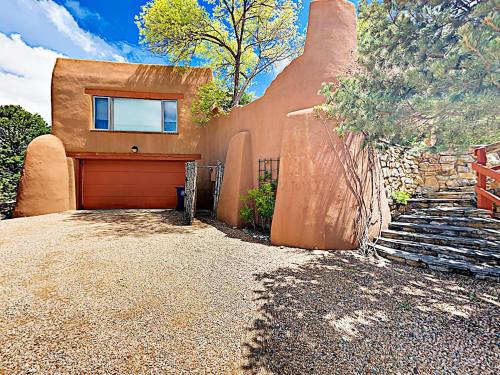 An Enchanting Casita With Patio & Kiva Fireplace Cottage - image 3