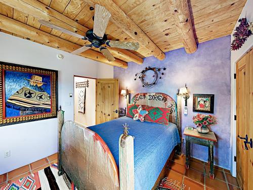 An Enchanting Casita With Patio & Kiva Fireplace Cottage - image 8