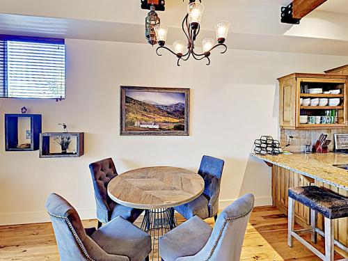 New Listing! Newpark Townhome With Hot Tub Townhouse - image 8