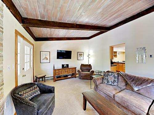 New Listing! Vail Valley Escape Shuttle To Slopes Townhouse - image 6