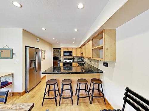 New Listing! Vail Valley Escape Shuttle To Slopes Townhouse - image 9