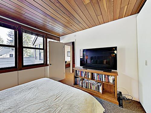 New Listing! Ski Basecamp With Hot Tub Walk To Lift Townhouse - image 2