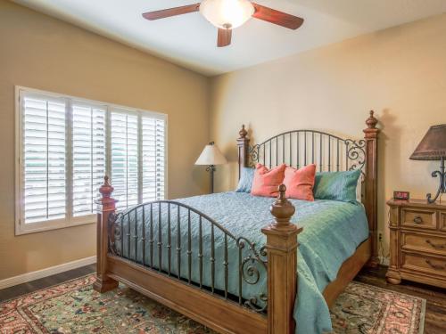 New Listing! Expansive Estate With Pool & Spa Home - image 6