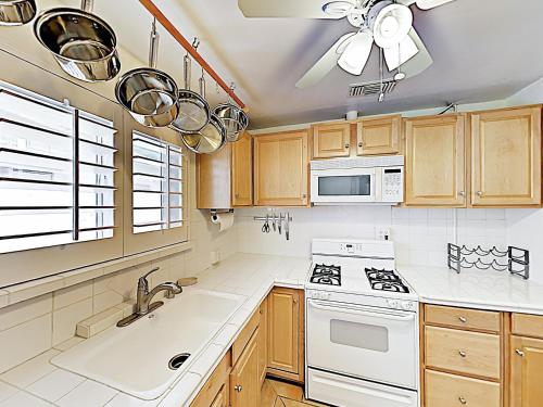 New Listing! Movie Colony Oasis With Pool & Spa Home - image 6