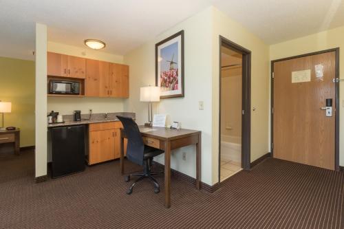 Best Western Plus Holland Inn & Suites - image 2