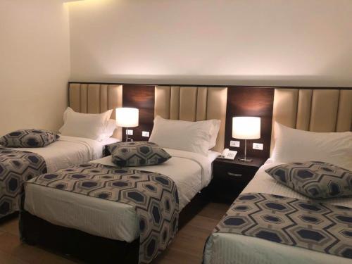 Deluxe Triple Room image 6