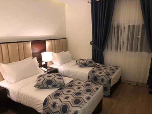 Deluxe Twin Room image 3