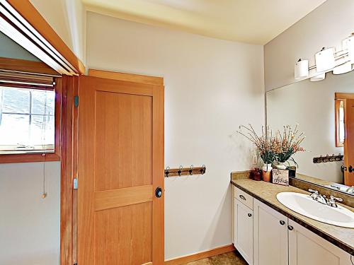 New Listing! “44 Freemont Crossing” W/ Hot Tub Townhouse - image 2