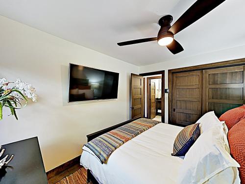 New Listing! Modern Mountain Ski Condo With Balcony Condo - main image