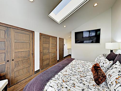 New Listing! Modern Mountain Ski Condo With Balcony Condo - image 6