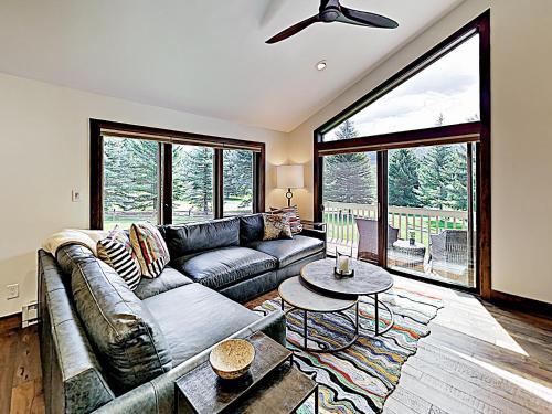 New Listing! Modern Mountain Ski Condo With Balcony Condo - image 7