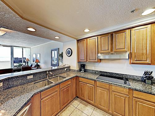 New Listing! Beachfront Gem With Resort Amenities Condo - image 4