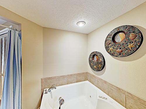 New Listing! Beachfront Gem With Resort Amenities Condo - image 9