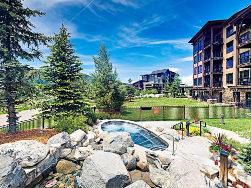 New Listing! Mountain-View Condo With Pool & Gondola Condo - image 3