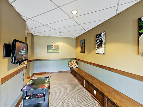 New Listing! Mountain-View Condo With Pool & Gondola Condo - image 4